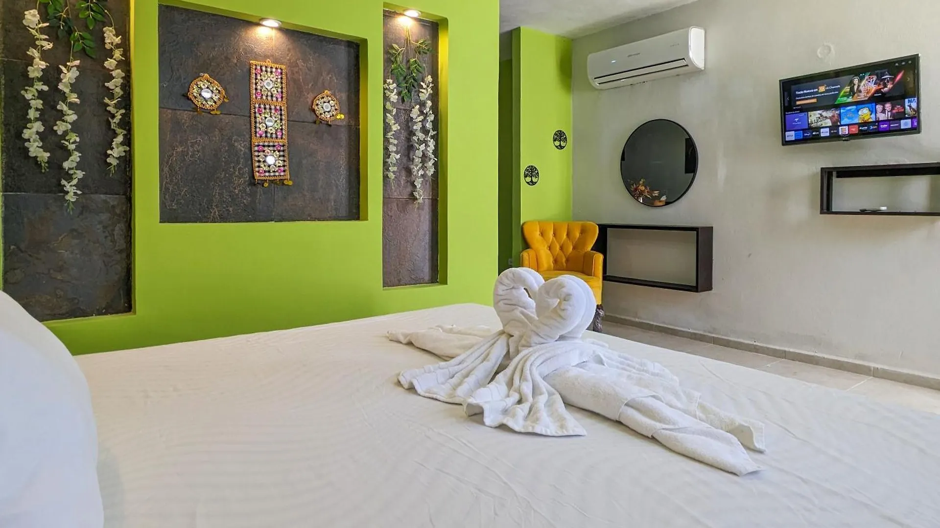 Apartment B4 Romantic Beachside Escape Ubud Theme Memory Foam King Bed Kitchen Ac Playa del Carmen